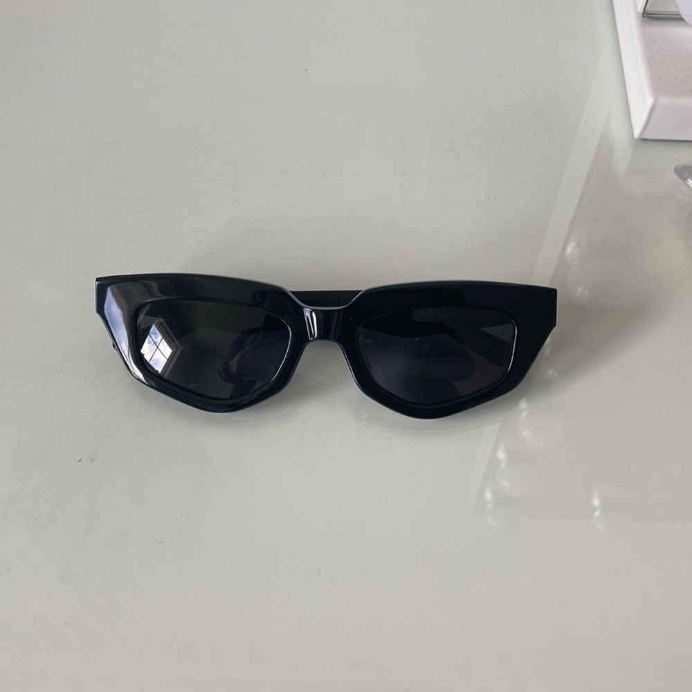 DEZI SUNGLASSES “ON READ” in black
